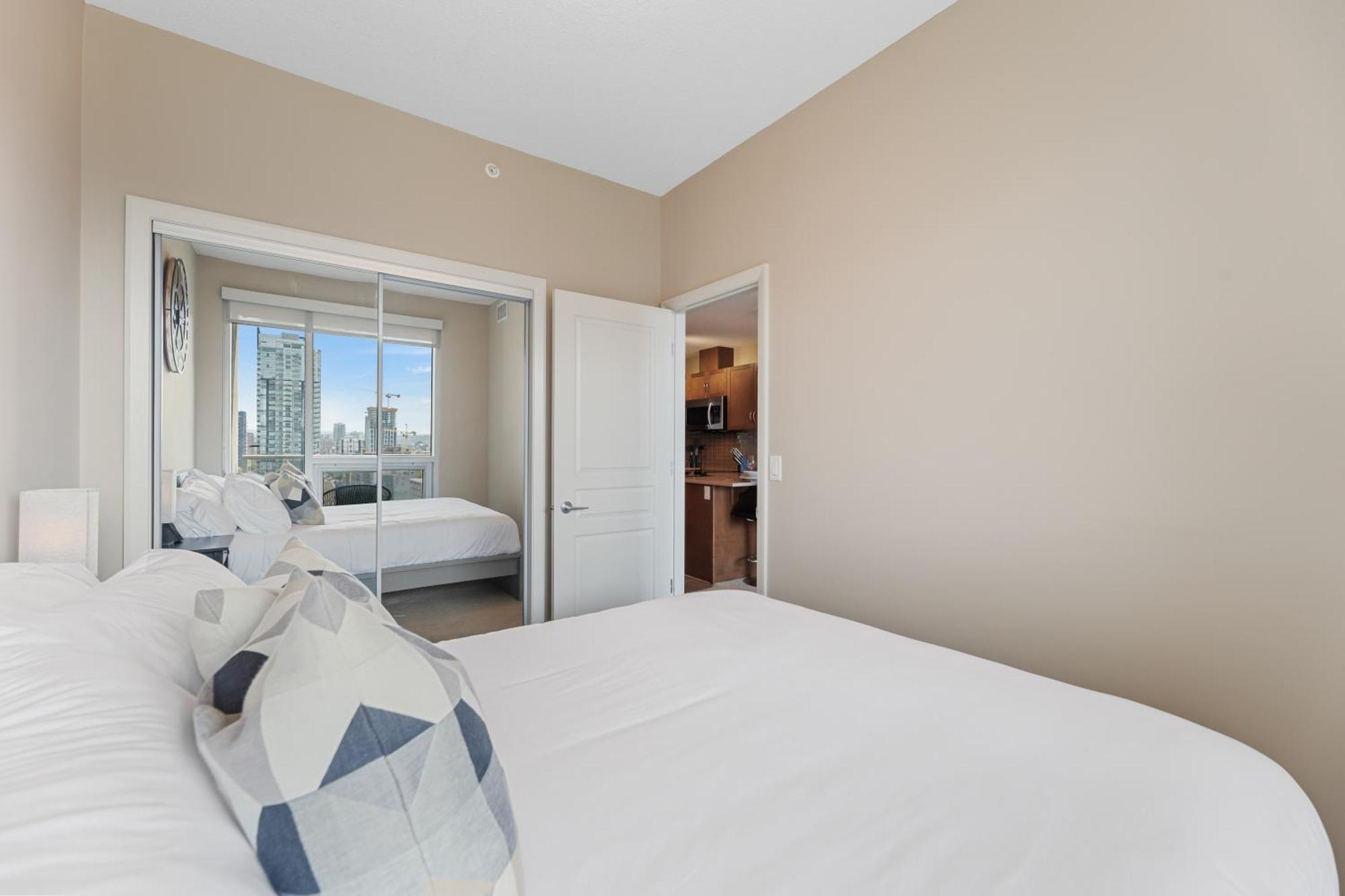 Heart Of Downtown Calgary Spacious Luxury Condo With Stunning Views And Premium Amenities Exterior foto