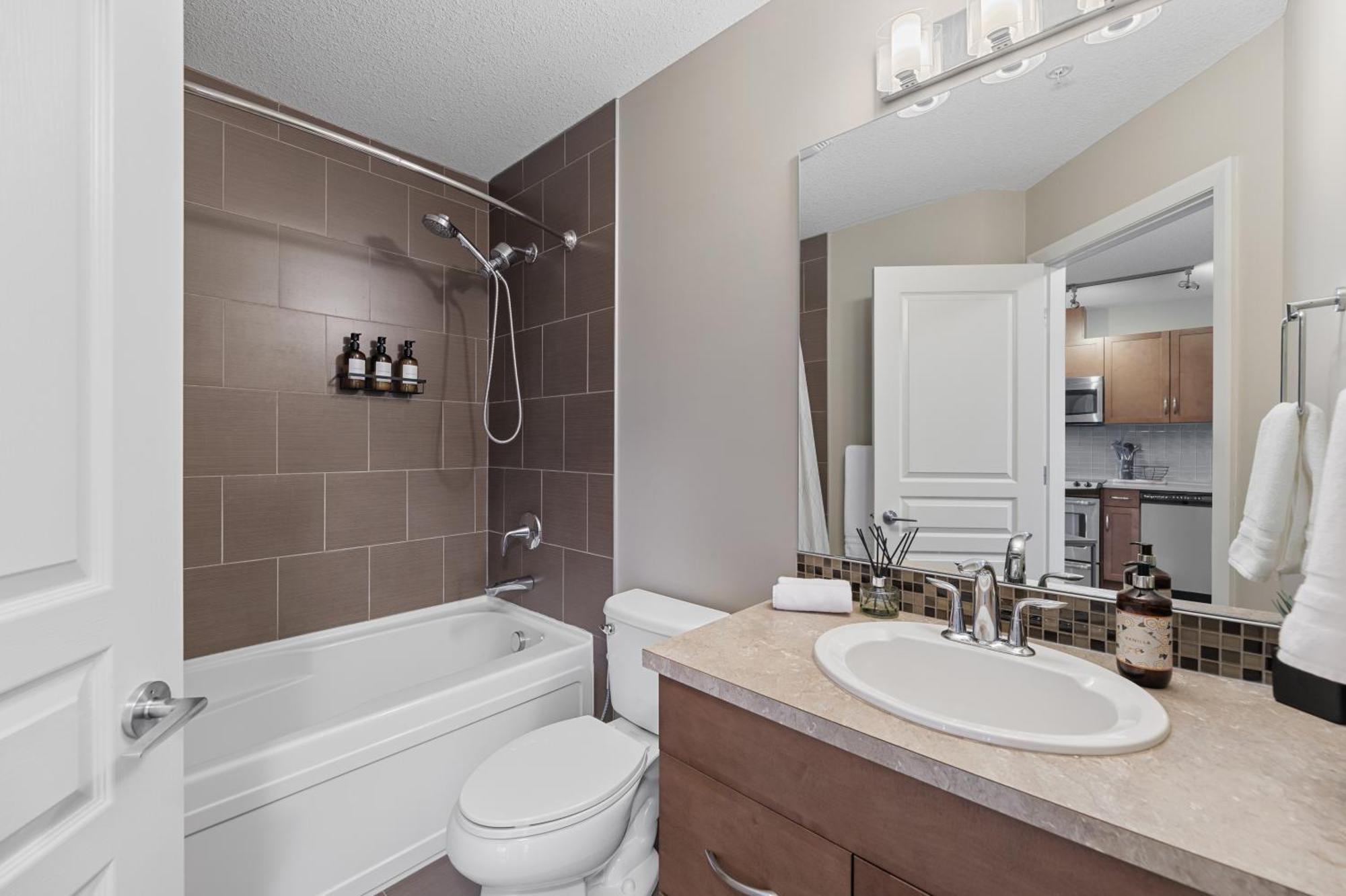 Heart Of Downtown Calgary Spacious Luxury Condo With Stunning Views And Premium Amenities Exterior foto