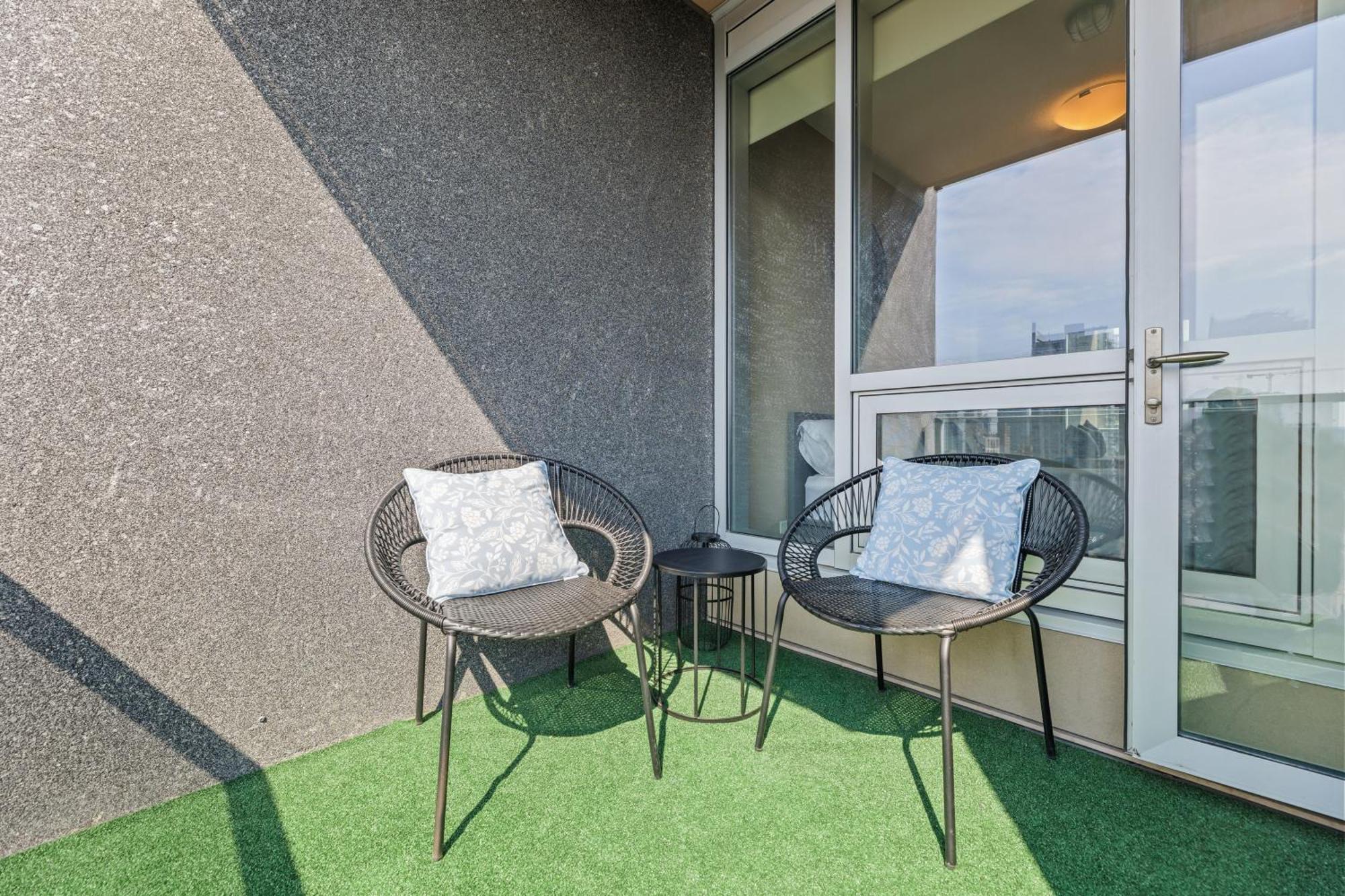 Heart Of Downtown Calgary Spacious Luxury Condo With Stunning Views And Premium Amenities Exterior foto